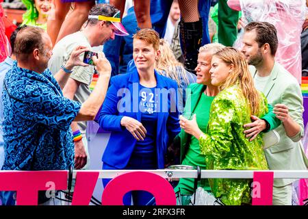 Amsterdam, Niederlande. 5. Aug. 2023. AMSTERDAM, NIEDERLANDE - AUGUST 5: Gräfin Eloise van Oranje aus den Niederlanden auf einem Boot während des Canal Pride Amsterdam am 5. August 2023 in Amsterdam, Niederlande. Kredit: Patrick van Katwijk/dpa/Alamy Live News Stockfoto