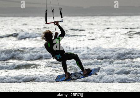 Der Kitesurfer geht gleich los Stockfoto