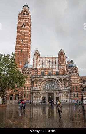 Westminster Cathedral die größte katholische Kirche in Großbritannien mit regnerischen Reflexionen Stockfoto