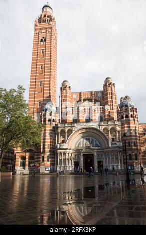 Außenansicht der Westminster Cathedral die größte katholische Kirche in Großbritannien mit regnerischen Reflexionen Stockfoto