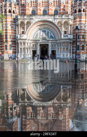 Westminster Cathedral Vordereingang, die größte katholische Kirche in Großbritannien mit regnerischen Reflexionen Stockfoto