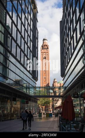 Westminster Cathedral die größte katholische Kirche in Großbritannien mit regnerischen Reflexionen vom Cardinal Place aus gesehen Stockfoto