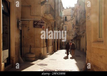 Menschen in einer engen Straße im historischen Zentrum von Lecce, Italien Stockfoto