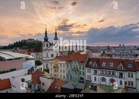 Stadtbild bei Sonnenuntergang mit Panoramablick auf die Stadt Brünn mit Schloss Spilberk, Morawia, Tschechische Republik, Europa. Stockfoto