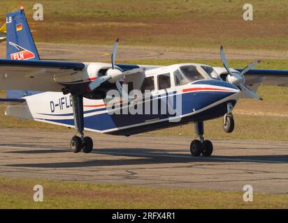 14. April 2023, Niedersachsen, Wangerooge: 14.04.2023, Wangerooge. Ein Pilot der FLN Frisia-Luftverkehr GmbH mit seinem Britten-Norman BN-2 Islander Flugzeug auf dem Flughafen der ostfriesischen Insel Wangerooge. Die Flugzeuge des Unternehmens müssen besonders robust, stabil und unempfindlich gegenüber starken Winden für den Inselluftverkehr und den Betrieb über der Nordsee sein. Das Flugzeug benötigt auch nur sehr kurze Pisten für Start und Landung. Foto: Wolfram Steinberg/dpa Foto: Wolfram Steinberg/dpa Stockfoto