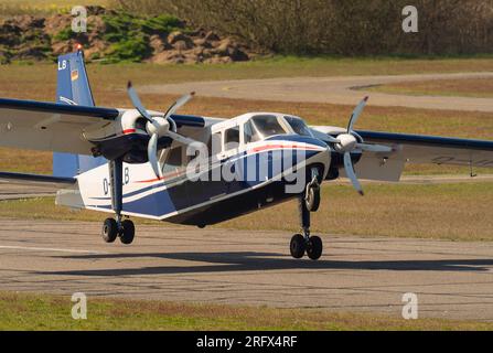 14. April 2023, Niedersachsen, Wangerooge: 14.04.2023, Wangerooge. Ein Pilot der FLN Frisia-Luftverkehr GmbH mit seinem Britten-Norman BN-2 Islander Flugzeug auf dem Flughafen der ostfriesischen Insel Wangerooge. Die Flugzeuge des Unternehmens müssen besonders robust, stabil und unempfindlich gegenüber starken Winden für den Inselluftverkehr und den Betrieb über der Nordsee sein. Das Flugzeug benötigt auch nur sehr kurze Pisten für Start und Landung. Foto: Wolfram Steinberg/dpa Foto: Wolfram Steinberg/dpa Stockfoto