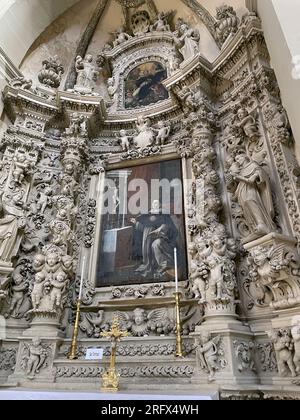 Lecce, Italien. Das Innere der Basilika di S. Giovanni Battista al Rosario. Der Altar ist dem Heiligen Thomas Von Aquin. Stockfoto