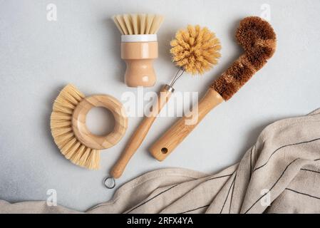 Geschirrbürsten. Konzept für die Küchenreinigung ohne Abfall. Umweltfreundliche, natürliche Reinigungswerkzeuge für einen nachhaltigen Lebensstil. Stockfoto