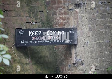 Himley Road, Himley, 6. August 2023: The Crooked House Pub, das am Samstagabend gegen 10pm Uhr ausging. - Diese Fotos wurden aufgenommen, kurz nachdem West Midlands und Staffordshire Feuerwehr und Rettungsdienst am Sonntagmorgen abfuhren. Der ehemalige Schnaps befand sich in Himley (Staffordshire) in der Nähe der Stadt Dudley. Die Flamme riss durch den Wonky Pub aus dem 18. Jahrhundert, der 192 Jahre lang gehandelt hatte, bis er im Juli geschlossen wurde. Das Gebäude zeichnet sich durch einen einzigartigen Schrägeffekt aus, der mehrere optische Täuschungen verursachte, darunter Murmeln, die scheinbar nach oben Rollen würden. Stockfoto