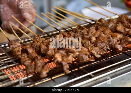 Fuyang, China. 06. Aug. 2023. Ein Koch grillt Lammkebabs in Fuyang. Gegrillte Lammkebabs sind in ganz China beliebt und gehören zu den beliebtesten Köstlichkeiten der Chinesen (Foto von Sheldon Cooper/SOPA Images/Sipa USA). Kredit: SIPA USA/Alamy Live News Stockfoto