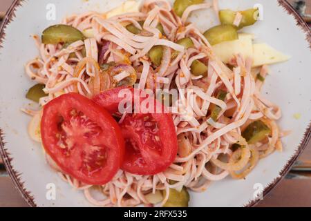 Ein Teller mit frischem Wurstsalat Stockfoto