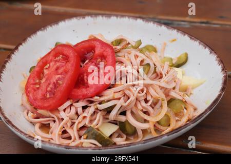 Ein Teller mit frischem Wurstsalat Stockfoto