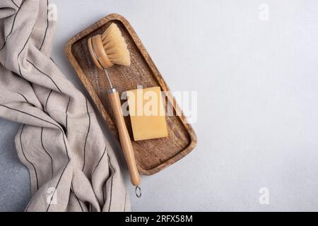 Geschirrbürste. Konzept für die Küchenreinigung ohne Abfall. Umweltfreundliches, natürliches Reinigungswerkzeug für nachhaltigen Lebensstil. Stockfoto