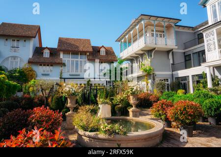Ein Haus mit einem geschnitzten Holzbalkon im Garten. Tiflis, Gerogia Stockfoto