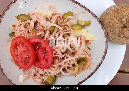 Ein Teller mit frischem Wurstsalat Stockfoto