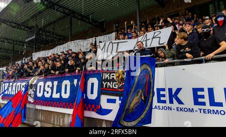 Drammen, Norwegen, 05. August 2023. Die Anhänger von Vålerenga protestieren gegen VAR im Spiel zwischen Strømsgodset und Vålerenga im Marienlyststadion in Drammen. Kredit: Frode Arnesen/Alamy Live News Stockfoto