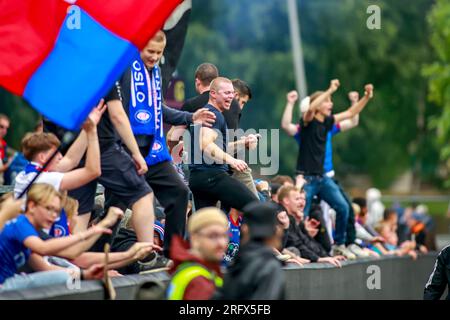 Drammen, Norwegen, 05. August 2023. Fans von Vålerenga feiern ihren Sieg im Spiel zwischen Strømsgodset und Vålerenga im Marienlyst-Stadion in Drammen. Kredit: Frode Arnesen/Alamy Live News Stockfoto