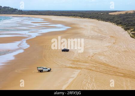 Fraser Island K'gari 75 Meile Beach Sand Road und 4WD Fahrzeug Fahrt auf dem Sand, Queensland, Australien Stockfoto