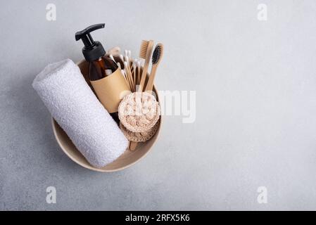 Umweltfreundliche und abfallfreie Toilettenartikel für die Selbstpflege. Bambuszahnbürsten, Wattestäbchen und Wattestäbchen in einem Korb Stockfoto