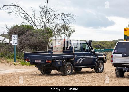 Fahrzeuge mit Allradantrieb auf Fraser Island in Queensland, unesco-Sandinsel, Australien Stockfoto
