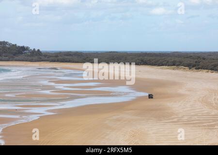 Fraser Island K'gari 75 Meile Beach Sand Road und 4WD Fahrzeug Fahrt auf dem Sand, Queensland, Australien Stockfoto