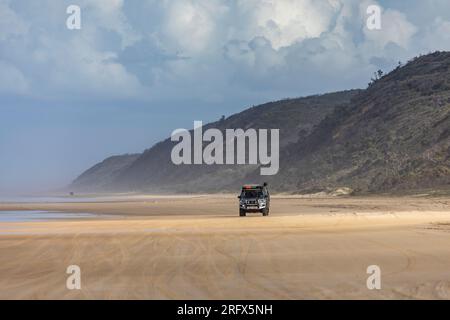 Fraser Island K'gari 75 Meile Beach Sand Road und 4WD Fahrzeug Fahrt auf dem Sand, Queensland, Australien Stockfoto