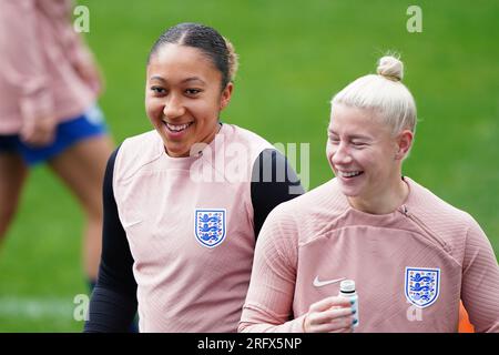 Lauren James (links) und Bethany England in Aktion während eines Trainings im Central Coast Stadium in Gosford, Australien. Foto: Sonntag, 6. August 2023. Stockfoto