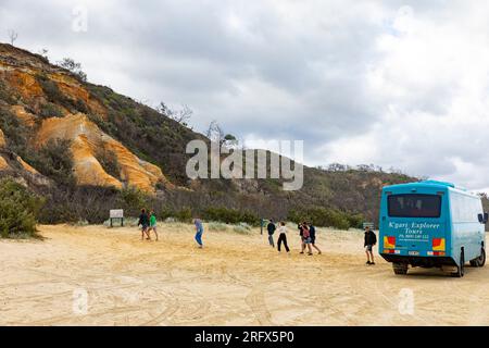 Tourbus Fraser Island Queensland mit Touristen stand am 75 Meilen langen Strand, einer legalen Autobahn, Australien Stockfoto