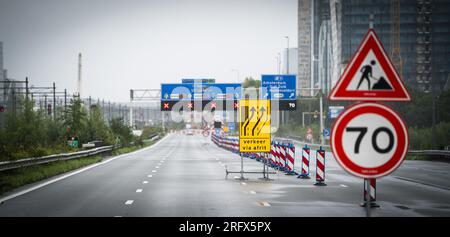 AMSTERDAM - Arbeiten auf der Autobahn A10. Die Autobahnen A10 und A4 sowie ein Abschnitt der Bahnstrecke wurden vorübergehend geschlossen, um zwei riesige Dachabschnitte am Bahnhof Amsterdam Zuid zu installieren. ANP JEROEN JUMELET niederlande raus - belgien raus Stockfoto