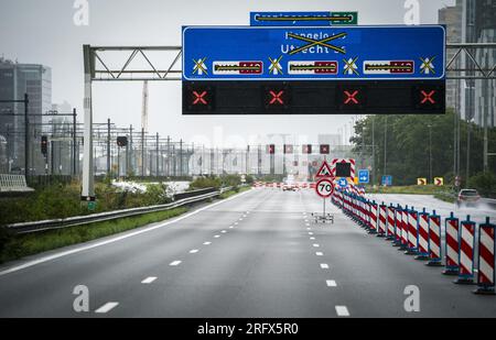 AMSTERDAM - Arbeiten auf der Autobahn A10. Die Autobahnen A10 und A4 sowie ein Abschnitt der Bahnstrecke wurden vorübergehend geschlossen, um zwei riesige Dachabschnitte am Bahnhof Amsterdam Zuid zu installieren. ANP JEROEN JUMELET niederlande raus - belgien raus Stockfoto