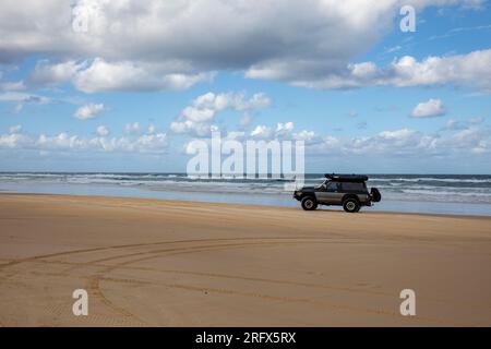 Fraser Island K'gari 75 Meile Beach Sand Road und 4WD Fahrzeug Fahrt auf dem Sand, Queensland, Australien Stockfoto