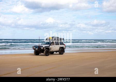 75 km Strand Fraser K'gari Island, 4WD Toyota Land Cruiser Fahrt entlang der Sand Highway Road, Queensland, Australien Stockfoto