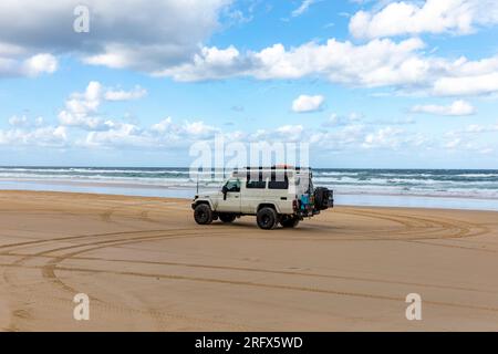 75 km Strand Fraser K'gari Island, 4WD Toyota Land Cruiser Fahrt entlang der Sand Highway Road, Queensland, Australien Stockfoto