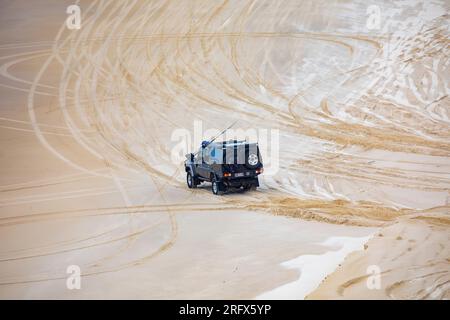 Fraser Island K'gari 75 Meile Beach Sand Road und 4WD Fahrzeug Fahrt auf dem Sand, Queensland, Australien Stockfoto