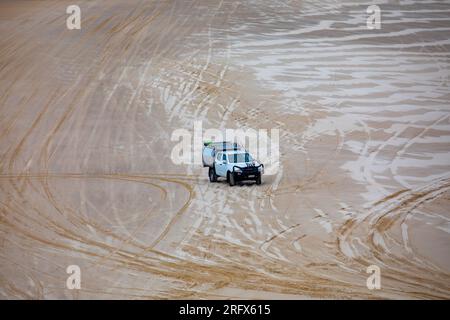 Fraser Island K'gari 75 Meile Beach Sand Road und 4WD Fahrzeug Fahrt auf dem Sand, Queensland, Australien Stockfoto