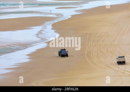 Strand Sand Fahren auf Fraser Island k'AGRI, 4x4 Fahrzeuge fahren auf der 75 Meilen Strand legalen Autobahn, Queensland, Australien Stockfoto