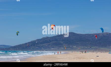 Kitesurfen vor Los Lances Beach, Tarifa, Costa de la Luz, Cadiz Province, Andalusien, Südspanien. Stockfoto