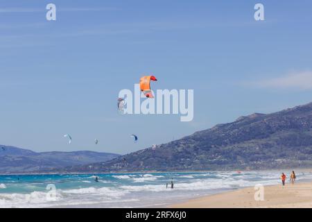 Kitesurfen vor Los Lances Beach, Tarifa, Costa de la Luz, Cadiz Province, Andalusien, Südspanien. Stockfoto