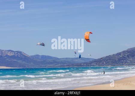 Kitesurfen vor Los Lances Beach, Tarifa, Costa de la Luz, Cadiz Province, Andalusien, Südspanien. Stockfoto