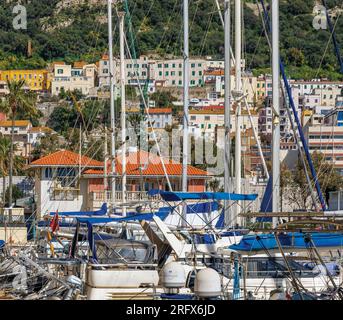 Ältere Gebäude an den Hängen des Rock, die von der Queensway Quay Marina, Gibraltar, aus zu sehen sind. Stockfoto