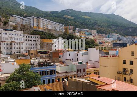 Gibraltar. Städtische Dichte. Mischung aus architektonischen Stilen in der Altstadt. Stockfoto