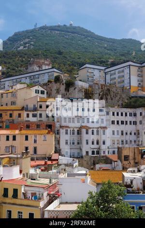 Gibraltar. Städtische Dichte. Mischung aus architektonischen Stilen in der Altstadt. Stockfoto