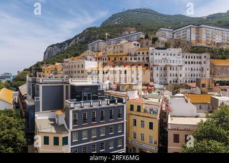 Gibraltar. Städtische Dichte. Mischung aus architektonischen Stilen in der Altstadt. Stockfoto