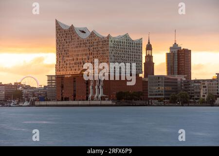 Hamburg: Elbphilharmonie, Michel und Fährrad des Hamburger Doms am Abend, von der Schuppen 52 südlich der Elbe aus gesehen Stockfoto