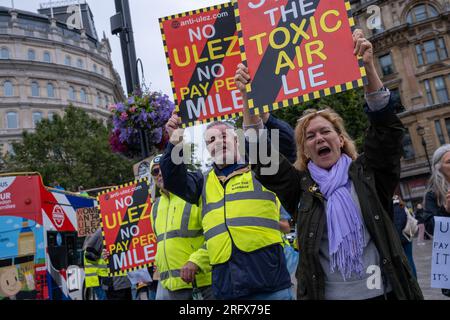 In etwas mehr als drei Wochen bis zum Beginn der ULEZ-Erweiterung findet in London eine Demonstration statt, in der gefordert wird, das umstrittene System abzuschaffen. Stockfoto