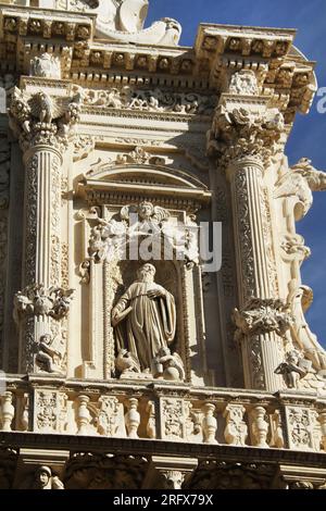 Lecce, Italien. Architektonische Details der reich geschmückten Kirche des Heiligen Kreuzes (Basilica di Santa Croce). Statue des Heiligen Benedikt. Stockfoto