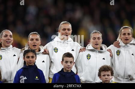 Melbourne, Australien. 6. Aug. 2023. Die Spieler Schwedens singen die Nationalhymne vor dem Spiel zwischen Schweden und den USA in der Runde 16 bei der FIFA Women's World Cup 2023 in Melbourne, Australien, 6. August 2023. Kredit: Ding Xu/Xinhua/Alamy Live News Stockfoto