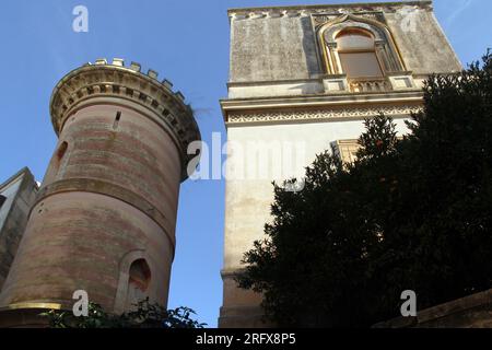 Lecce, Italien. Villa im orientalischen Stil im historischen Zentrum, mit einem Turm/Minarett. Stockfoto