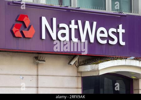 London, England, Großbritannien. 6. Aug. 2023. Eine Niederlassung der NatWest Bank in Strand im Zentrum von London. NatWest und seine Tochtergesellschaft Coutts wurden in einer Reihe mit dem ehemaligen Brexit-Parteiführer Nigel Farage wegen der Schließung seines Kontos verwickelt, was zu Kündigungen an der Spitze beider Banken führte. (Kreditbild: © Tayfun Salci/ZUMA Press Wire) NUR REDAKTIONELLE VERWENDUNG! Nicht für den kommerziellen GEBRAUCH! Kredit: ZUMA Press, Inc./Alamy Live News Stockfoto