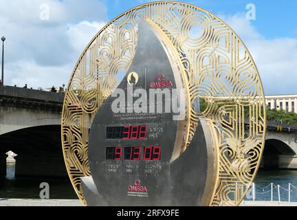 Paris, Frankreich. August 06. 2023. Omega-Uhr der Olympischen Spiele am Ufer der seine. Countdown der paralympics-Spiele 2024. Stockfoto